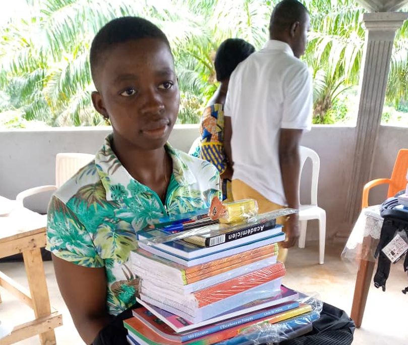 Nkoumisé-Sud, Kamerun - Für das Schuljahr 2021/22 wurden am 2, und 3. September die Hilfen für 83 Kinder verteilt.