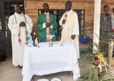 Bild 6: Drei Priester | Kinderhilfe Nkoumisé-Sud in der Initiative Bitburg für eine Solidarische Welt e. V.