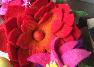 Frühling im ALASITAS Weltladen in Bitburg! Holen Sie sich die Frühlingsfarben ins Haus mit bunten Filzblumen, niedlichen Osterhasen und farbenfrohen Kissen!