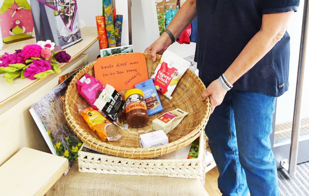 Ob ein Schokoriegel, ein Paket Reis, ein Pfund Kaffee oder eine Seife, jedes einzelne Stück sorgt für Freude bei den Beschenkten. Wir sammeln Lebensmittel und Hygieneartikel zur Weitergabe an die Tafel Bitburg e. V.