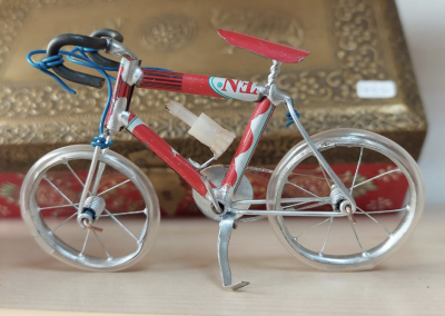 Die Zweiradsaison ist eröffnet. Diese Miniaturen eignen sich bestens, bei jedem Wetter im Regal zu stehen. Kein Kinderspielzeug – das Herz von Erwachsenen schlägt höher!
