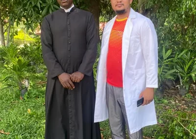 Abbé Dr. Daniel Bilong mit Arzt Gabriel - Kinderhilfe Nkoumisé-Sud, Kamerun (Foto wurde mit KI-Unterstützung für Print und Web optimiert.)