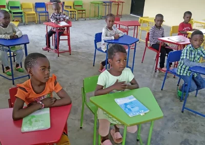 Kinder im Schulunterricht - Kinderhilfe Nkoumisé-Sud, Kamerun (Foto wurde mit KI-Unterstützung für Print und Web optimiert.)