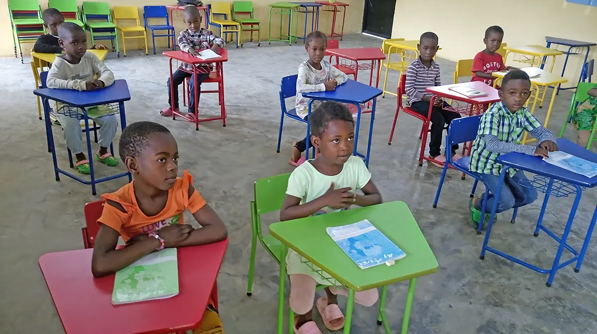 Kinder im Schulunterricht - Kinderhilfe Nkoumisé-Sud, Kamerun (Foto wurde mit KI-Unterstützung für Print und Web optimiert.) Kinder im Schulunterricht - Kinderhilfe Nkoumisé-Sud, Kamerun (Foto wurde mit KI-Unterstützung für Print und Web optimiert.)