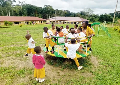 Kinder spielen vergnügt auf dem Spielplatz - Kinderhilfe Nkoumisé-Sud, Kamerun (Foto wurde mit KI-Unterstützung für Print und Web optimiert.)