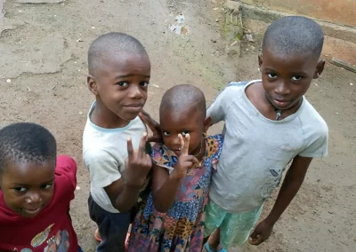 Kinder im Dorf - Kinderhilfe Nkoumisé-Sud, Kamerun (Foto wurde mit KI-Unterstützung für Print und Web optimiert.)