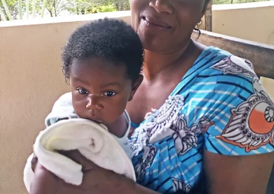 Mutter Lucy mit Paul - Kinderhilfe Nkoumisé-Sud, Kamerun (Foto wurde mit KI-Unterstützung für Print und Web optimiert.)