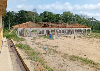 Schulgebäude im Bau - Kinderhilfe Nkoumisé-Sud, Kamerun (Foto wurde mit KI-Unterstützung für Print und Web optimiert.)
