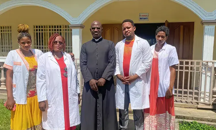 Daniel mit Arzt und Team - Kinderhilfe Nkoumisé-Sud, Kamerun (Foto wurde mit KI-Unterstützung für Print und Web optimiert.)